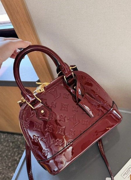 شنطة - Louis Vuitton Alma / باللون البيرجاندي الترند