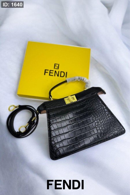 شنطة - Fendi Peekaboo / شامل علبة - اسود جلد تمساح